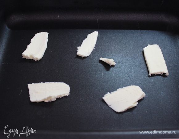 В форму с высокими бортиками (размером 25х30 см) разложить сливочное масло