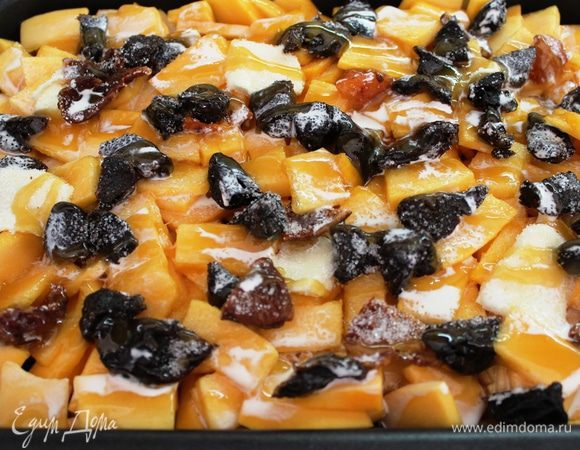 Сверху разложить оставшуюся часть тыквы и сухофруктов, присыпать сахаром  (по желанию), полить медом и залить топленым молоком или сливками