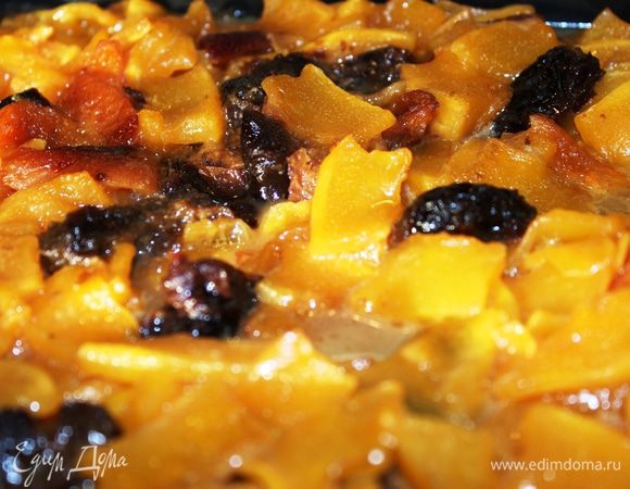 Поставить в предварительно разогретый до 200 гр. духовой шкаф и запекать 1 час. Во время запекания необходимо один-два раза перемешать, чтобы тыква обрела равномерный загорелый оттенок