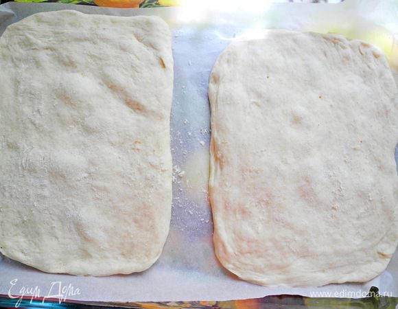 Итак, руками или при помощи скалки формируем две фокаччи, посыпаем слегка мукой, накрываем полотенцем и оставляем подходить еще на 40 минут -1 час.