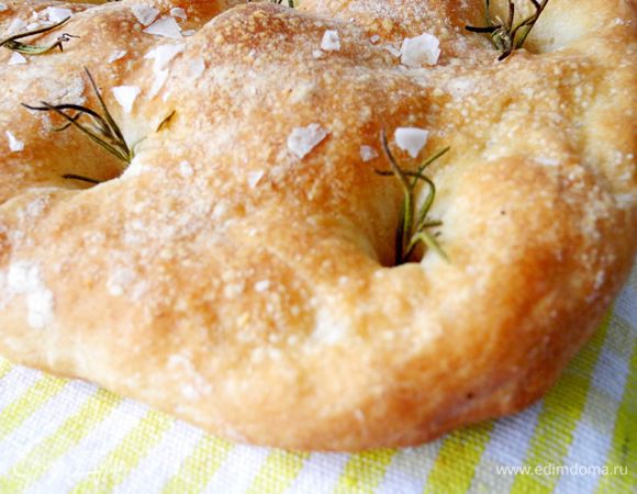 Выпекаем в течение 13-15 минут, до золотистого цвета, остужаем на решетке. 
Конечно, вкуснее всего фокачча только испеченная, тепленькая, с оливковым маслом, или с летним салатом, или с вином и сыром))) 
Buon appetito!