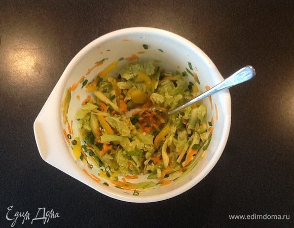 Нарезать сырые овощи соломкой, перемешать, добавить кунжутные семечки, чуть лимонного сока, смесь масел, соус табаско, перемешать.