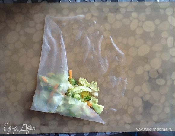 Рисовый блинчик замочить в теплой воде на 15-20 секунд, выложить на доску или тарелку.

На блинчик положить овощную начинку и завернуть классическим способом.