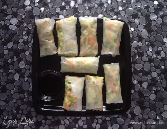 Макать в соевый соус и наслаждаться вкусом.  Возможны варианты с обжариванием готовых блинчиков. Ну, а начинка - это ваша фантазия! Приятного аппетита!