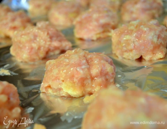 Сформировать малюсенькие шарики с грецкий орех и уложить на противень, застеленный фольгой. Выпекать при 220 гр. 20 минут. 