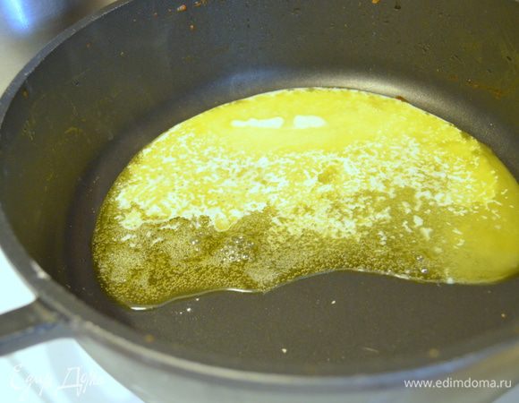 Тем временем делаем вкуснейший соус:
 растопить сливочное масло в глубокой сковороде или сотейнике