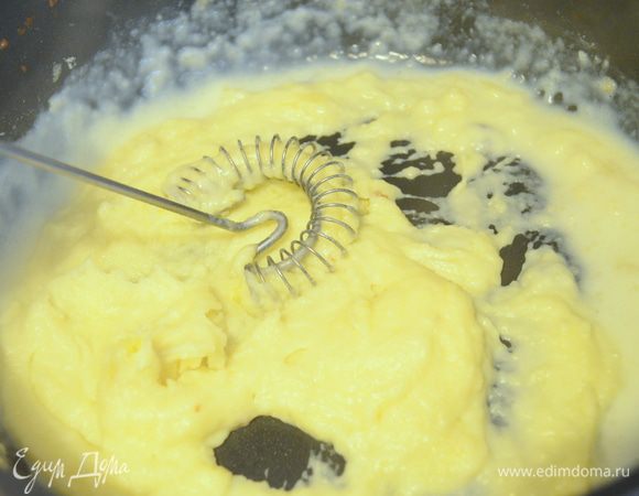 добавить муку и обжарить ее 2 минуты. Рекомендую растапливать масло и обжаривать муку ТОЛЬКО на среднем огне...чтобы она сразу не сгорела 