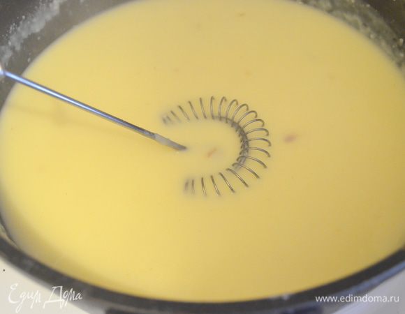 тонкой струйкой влить теплое молоко и венчиком разбить комочки, следом влить теплый бульон и варить на слабом огне до загустения 