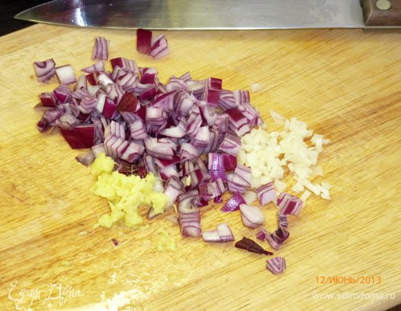 Чистим и нарезаем лук и чеснок. Чистим и натираем на мелкой терке имбирь.