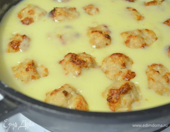 когда фрикадельки готовы выкладываем их в соус и прогреваем все вместе еще несколько минут. 