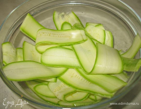 Кабачок моем, обрезаем хвостик. Ножом для снятия кожуры с овощей нарезаем на тоненькие полоски. 