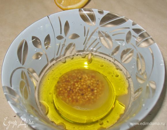 Готовим маринад для кабачков. Смешиваем 1 ст.л. лимонного сока, оливковое масло, горчицу, соль, перец.