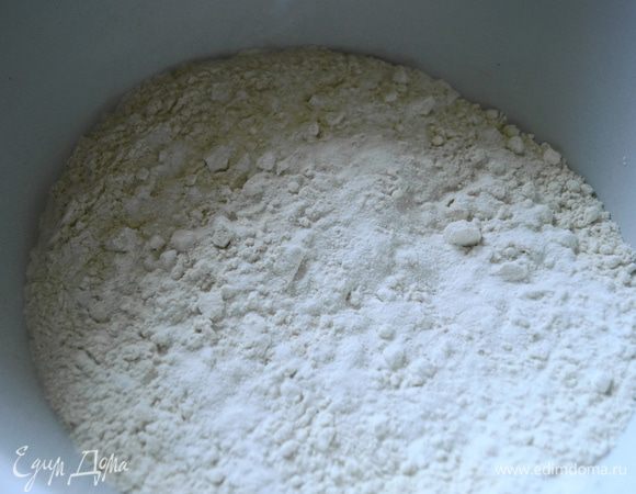 Просеянную муку смешать с разрыхлителем и солью. Лучше сначала взять 300 г муки и замесить тесто, если же оно получится жидковато добавить еще муки до нужной консистенции.