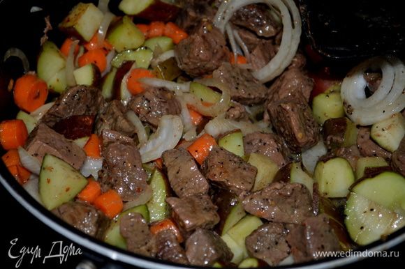 Обжарим на сковороде морковь, картофель и лук до хрустящего мягкого состояния. Добавим говядину, зелень,соль и перец.