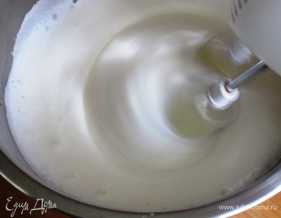 БИСКВИТ:
Отделить белки от желтков.Взбить белки, постепенно добавляя сахар.
