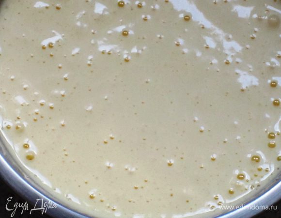 Не переставая взбивать, ввести  желтки.
