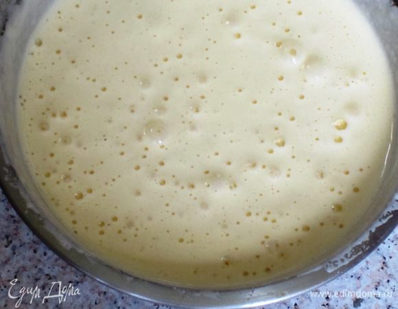 Муку просеять и ввести в тесто.Хорошо перемешать.
