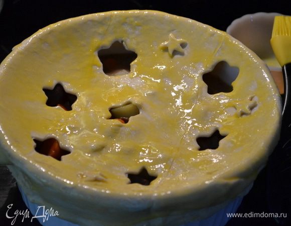 Для жаропрочного блюда используем тесто приготовленное для пирога или по-быстрому слоеное тесто.
Выкладываем все в блюдо и накрываем тестом слоеным или тестом для пирога. Делаем предварительно на тесте небольшие фигурные надрезы. Смажем тесто яйцом. И поставим в разогретую духовку на 190 гр. на 30 мин. или до золотистого цвета.