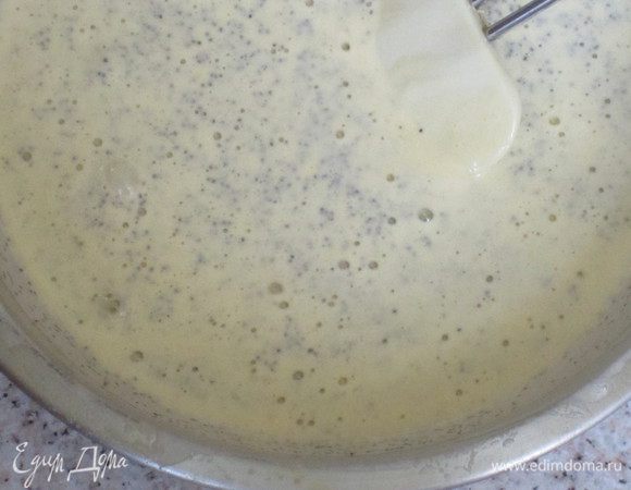 Тесто разделить на 3 части, в 2 части добавить мак и хорошо перемешать.
