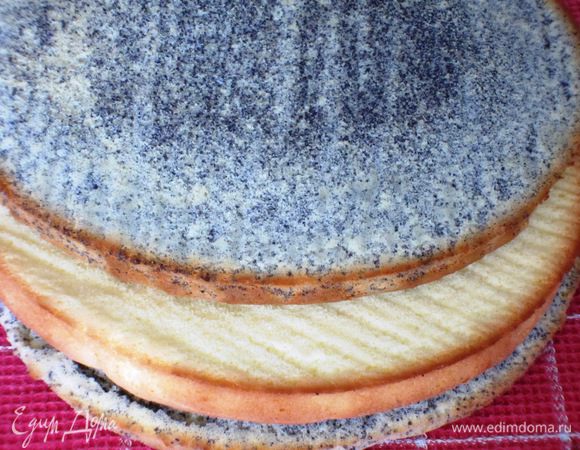 Выпекать 3 коржа в форме с пергаментом в разогретой до 180 °С духовке 15 минут каждый. Остудить на решетке.У нас получилось 2 маковых коржа и 1 белый.