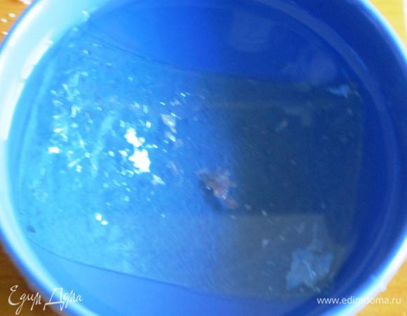 Желатин залить холодной водой и оставить на 10 минут.