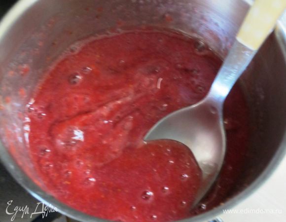 Разогреть 3 ст.л. клубничного пюре и растворить хорошо отжатый желатин.