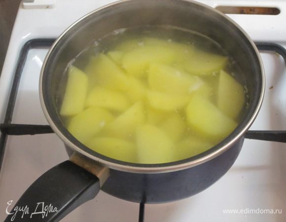 Картофель очистить, отварить, затем размять в пюре.