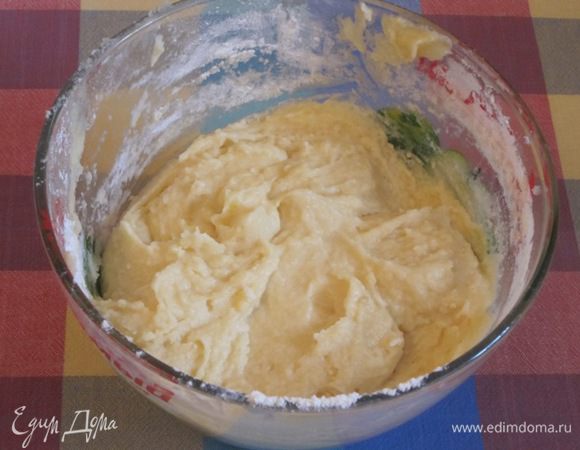 В картофельное пюре вбить яйца, добавить сметану и соду. Всыпать муку, чтобы получилась густая масса.