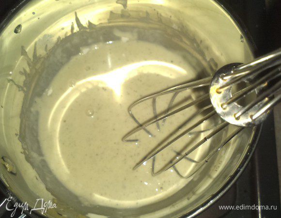 Варим крем: смешиваем муку, горчицу, соль, сахар, перец в сотейнике. Добавляем немного молока, перемешиваем до однородности и ставим на  медленный огонь, постоянно добавляя молоко и не перестаем мешать. Когда все молоко закончилось, добавляем взбитое яйцо и уксус, и снова мешаем. Когда смесь получила однородную текстуру крема, погружаем сотейник в раковину с холодной водой (или кастрюлю бОльшего диаметра) и опять все мешаем несколько минут. Отставляем охлаждаться