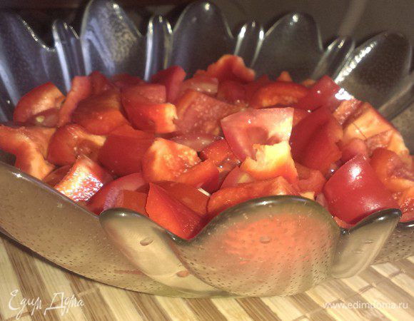 Режем овощи. Я нарезала крупными кусками в таком порядке: сначала зелень, потом помидоры и перец