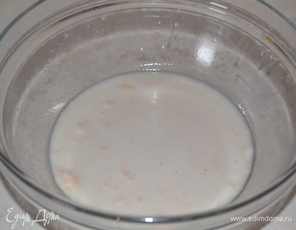 Молоко подогреваем немного, добавляем сахар и дрожжи, оставляем до появления пенной шапочки.