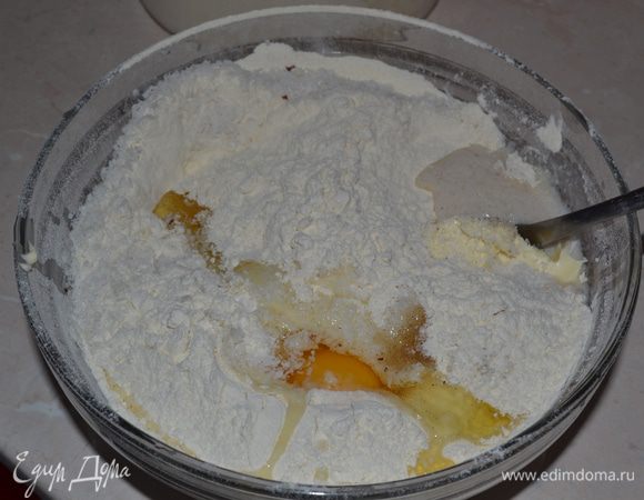 Добавляем  остальное молоко (предварительно его подогреваем), яйца, соль, растопленное сливочное масло. Добавляем понемногу муку и кокосовую стружку, ванильный сахар и замешиваем мягкое тесто. Тесто хорошо мешаем руками около 10 минут.