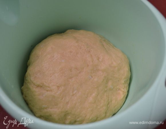 Перекладываем тесто в миску, накрываем полотенцем и ставим в теплое место.