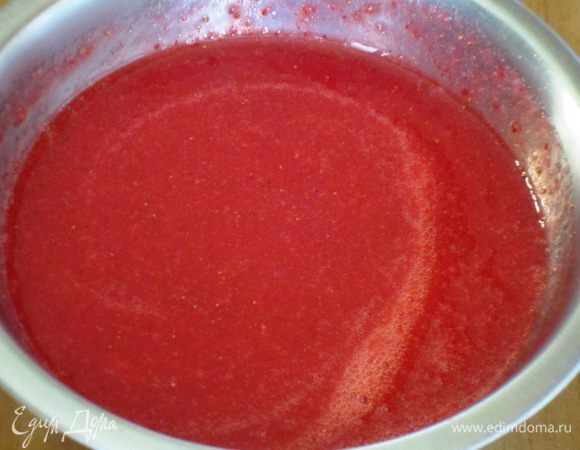 Добавить желейную массу в клубничное пюре и хорошо перемешать.
