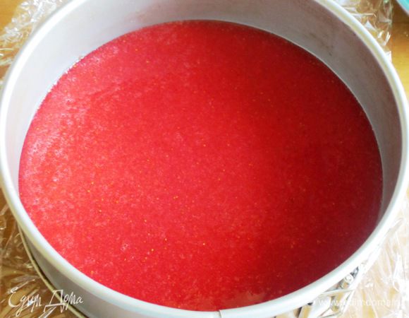 Дно разъёмной  формы застелить пищевой пленкой, выложить половину клубничной массы и поставить в холодильник на 30 минут