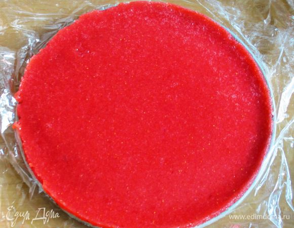 Вынуть желе и поместить на плоскую тарелку.Тоже самое сделать со оставшейся частью желе. У нас получились две клубничные прослойки.
