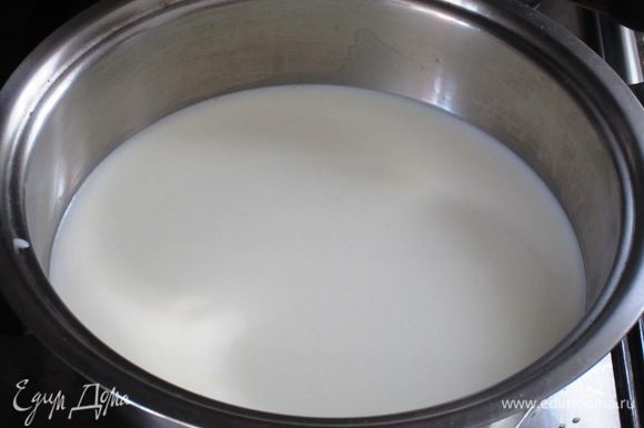 КРЕМ:Молоко с ванилином довести до кипения.