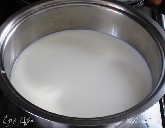 КРЕМ:Молоко с ванилином довести до кипения.
