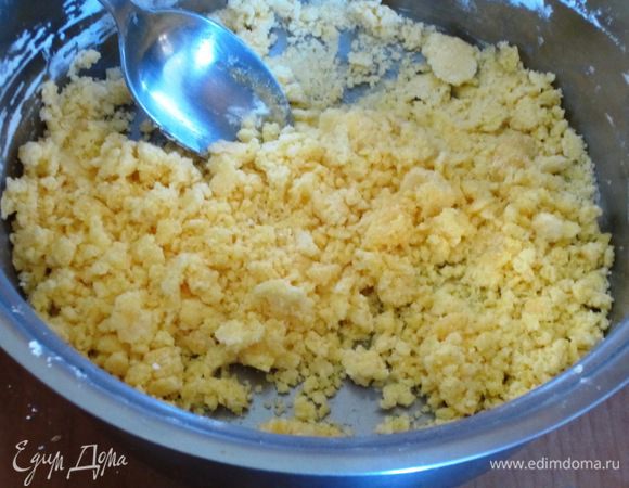 Растереть желтки, сахарную пудру, муку и крахмал. 