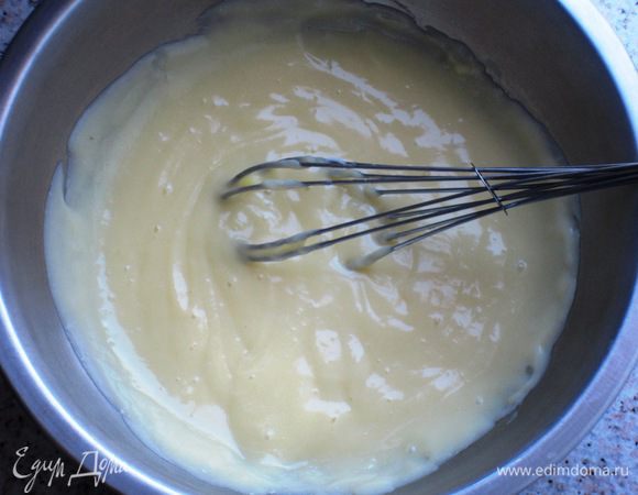Тонкой струйкой влить горячее молоко,постоянно работая венчиком.
