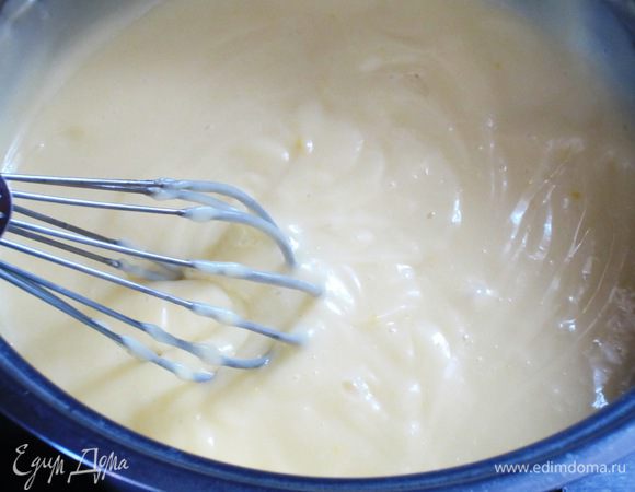 Поставить на огонь и варить до загустения,постоянно помешивая.Остудить,время от времени перемешивая массу.
