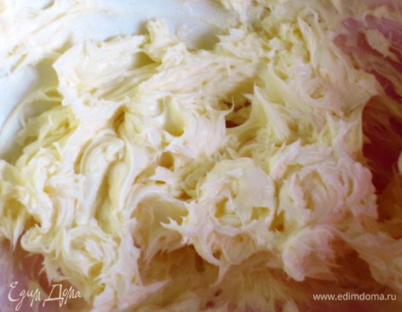 Масло взбить до пышного состояния.