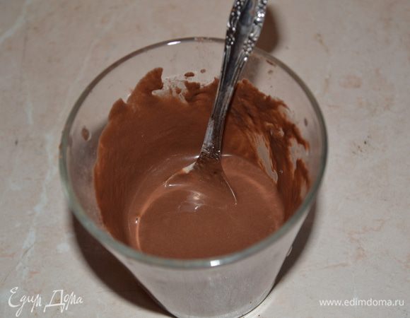 Для шоколадных полосок смешать в кружечке муку, воду и какао. Смесь переложить в корнетик.