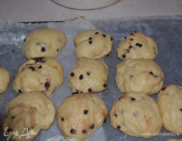Формируем круглые булочки и выкладываем их на противень. Оставляем на расстойку на 20-25 минут.