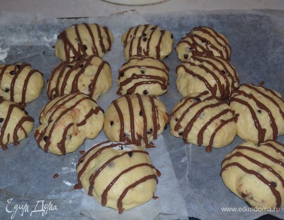 В кортетика отрезать уголок и нанести на булочки тонкие шоколадные полоски по диагонали.Ставим булочки в духовку и выпекаем при темп. 210 гр. 13-15 минут.