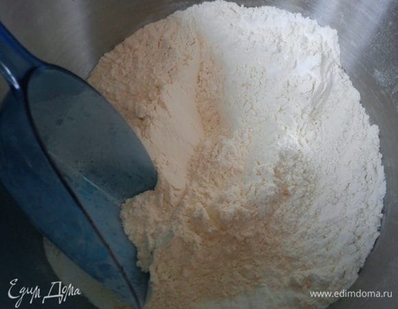 Смешать муку и разрыхлитель, просеять и добавить к масляной смеси