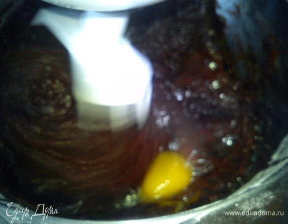 Постоянно смешивая, добавить яйца