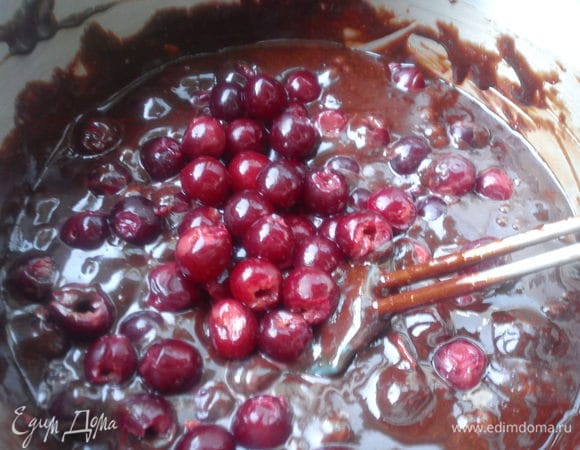 Всыпать вишню и перемешать