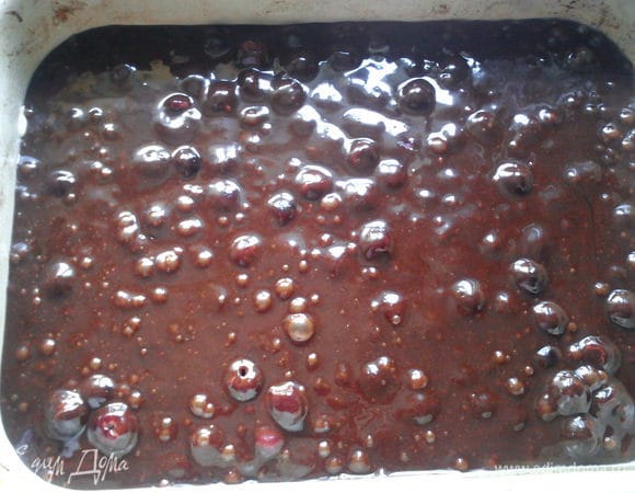 Смазать форму для выпечки маслом и выложить в нее тесто