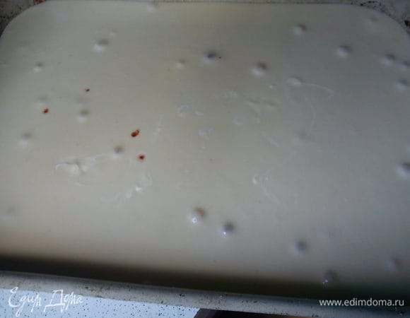 Вылить его поверх шоколадного теста